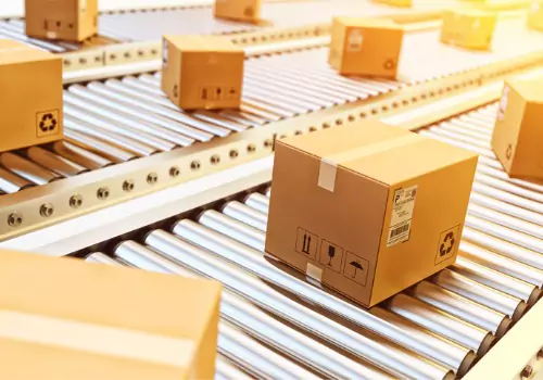 packages getting rolled onto a Cubing Scale from a conveyor belt system
